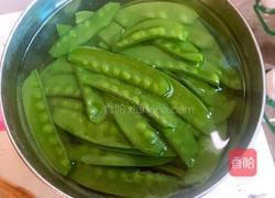 荷兰豆炒香肠的做法图解3