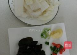 大白菜炒木耳的做法图解1