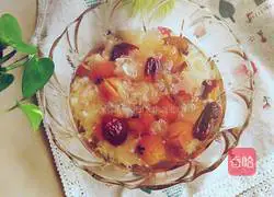 Illustration of how to make hawthorn and white fungus soup 12