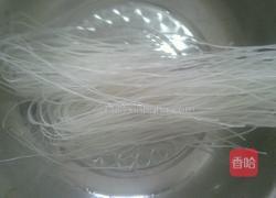 芹菜炒粉的做法图解1