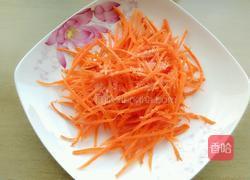 凉拌胡萝卜丝的做法图解1