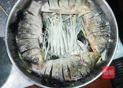 双剁椒开胃鲫鱼的做法图解3