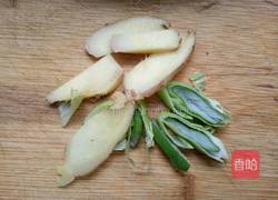 香菇粉皮参鸡汤煲的做法图解1