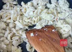 Illustration of how to make zucchini, radish and egg dumplings 2