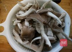 家常蘑菇炒鸡蛋的做法图解1