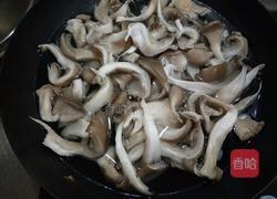 家常蘑菇炒鸡蛋的做法图解2