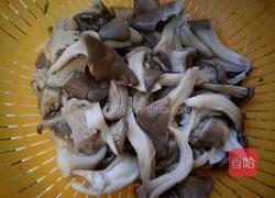 家常蘑菇炒鸡蛋的做法图解3