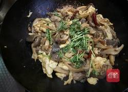 家常蘑菇炒鸡蛋的做法图解16