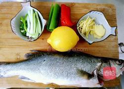 柠檬鲈鱼(泰式清蒸)的做法图解1
