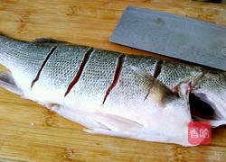 柠檬鲈鱼(泰式清蒸)的做法图解2