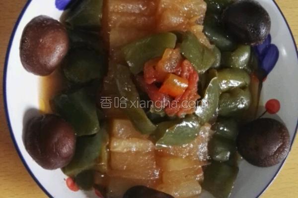 青椒炒冬瓜过年的时候吃太多肉，来一道这样清淡的菜，解解油腻，很不错的。