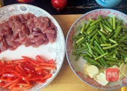 蒜苗炒肉的做法图解1