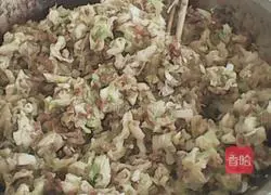 Illustration of how to make cabbage and pork dumplings 3