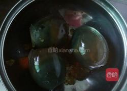 尖椒皮蛋的做法图解1