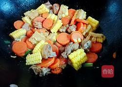 胡萝卜玉米焖排骨的做法图解9