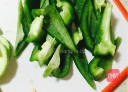 沙茶牛肉爆青椒的做法图解1