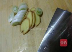 砂锅酸菜白肉的做法图解1