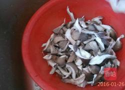 蘑菇炒鸡蛋的做法图解1