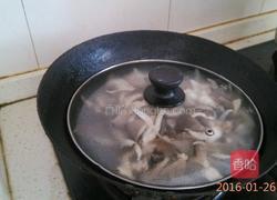 蘑菇炒鸡蛋的做法图解2