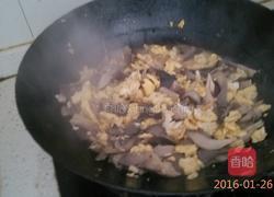 蘑菇炒鸡蛋的做法图解6