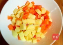 土豆香肠胡萝卜焖饭的做法图解1