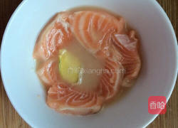 油面筋塞三文鱼的做法图解2