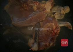 黑木耳炖土鸡的做法图解1