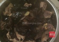 黑木耳炖土鸡的做法图解3