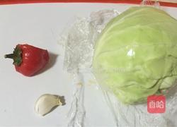 鱼露手撕包菜的做法图解1