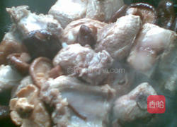 香菇炖排骨的做法图解4