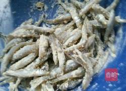 炸小鱼的做法图解3
