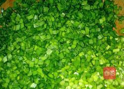 韭菜木耳饺子的做法图解2