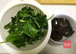 鸡蛋木耳炒菠菜的做法图解1
