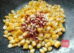 玉米炒松子的做法图解7