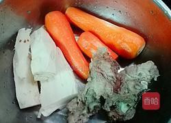 胡萝卜葛根骨头汤的做法图解1