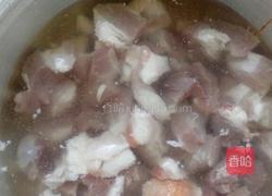 香菇炖肉的做法图解1