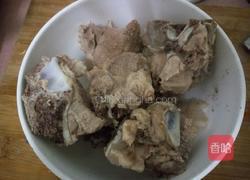 莲藕玉米龙骨汤的做法图解1