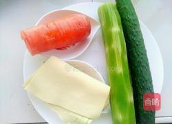 凉拌黄瓜卷的做法图解1