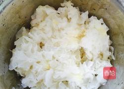 银耳莲子百合粥的做法图解1