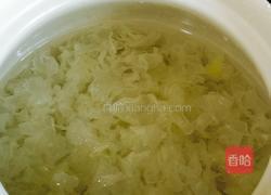 银耳莲子百合粥的做法图解3
