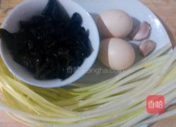 韭黄木耳炒蛋的做法图解1