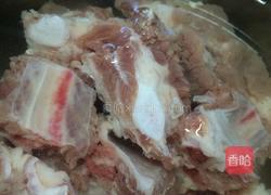 玉米排骨汤的做法图解1