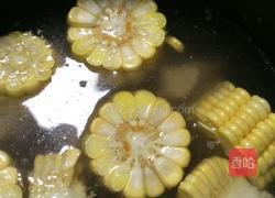 玉米排骨汤的做法图解3