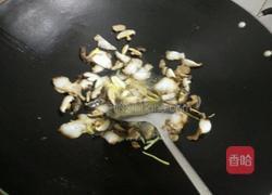 蘑菇瘦肉炒鱼泡的做法图解2