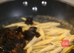 腐竹木耳炒肉的做法图解7
