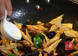 腐竹木耳炒肉的做法图解12