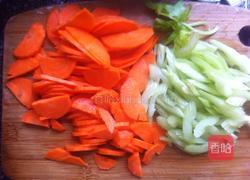 西芹胡萝卜炒腊肠的做法图解1