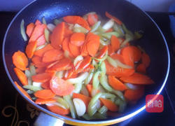 西芹胡萝卜炒腊肠的做法图解5