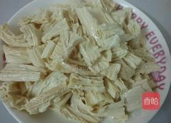 白菜炒腐竹的做法图解1