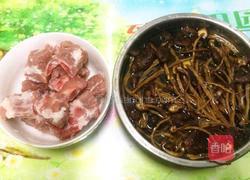 茶树菇排骨汤的做法图解1